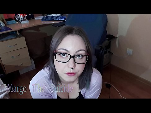 ❤️ 性感的眼镜女孩在镜头前深深地吸吮假阳具 ❌ Quality sex❌❤